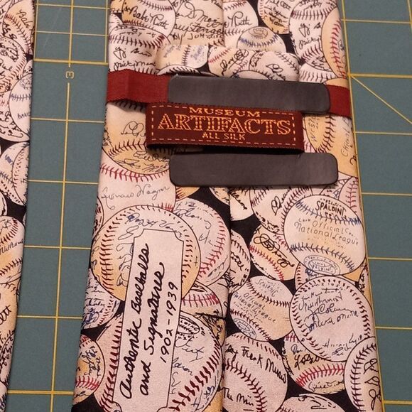 NWT Museum Artifacts all Silk tie - Picture 5 of 6